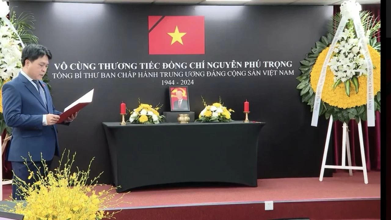 Tổng Lãnh sự Nguyễn Việt Dũng đọc điếu văn trong lễ viếng Tổng Bí thư Nguyễn Phú Trọng tại Quảng Châu. Tổng Lãnh sự Nguyễn Việt Dũng đọc điếu văn trong lễ viếng Tổng Bí thư Nguyễn Phú Trọng tại Quảng Châu.