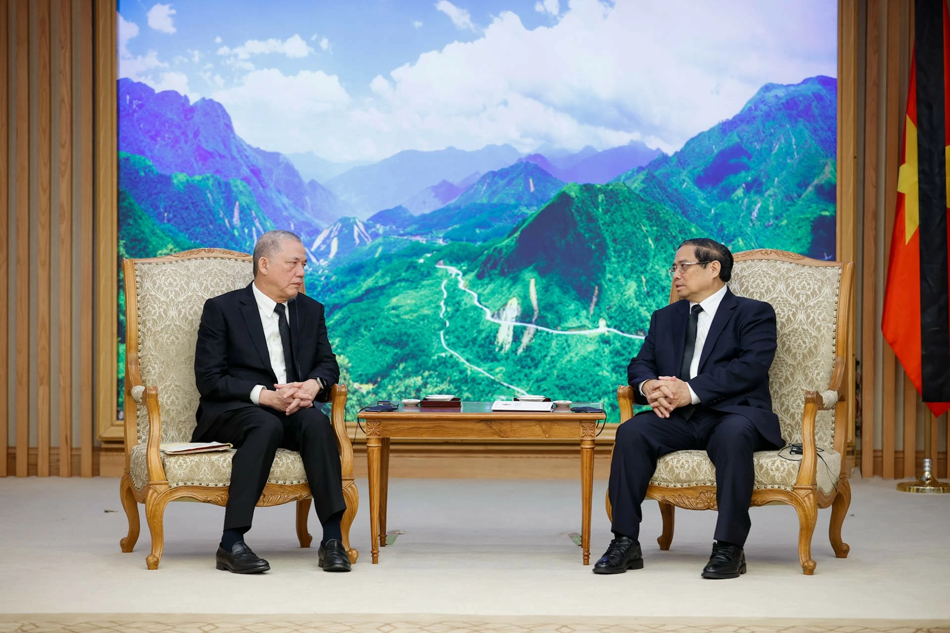 Thủ tướng Phạm Minh Chính tiếp Phó Thủ tướng Malaysia Fadillah Yusof nhân dịp Phó Thủ tướng dẫn đầu đoàn đại biểu cấp cao của Malaysia sang viếng Tổng Bí thư Nguyễn Phú Trọng. (Nguồn: VGP) Thủ tướng Phạm Minh Chính tiếp Phó Thủ tướng Malaysia Fadillah Yusof nhân dịp Phó Thủ tướng dẫn đầu đoàn đại biểu cấp cao của Malaysia sang viếng Tổng Bí thư Nguyễn Phú Trọng. (Nguồn: VGP)