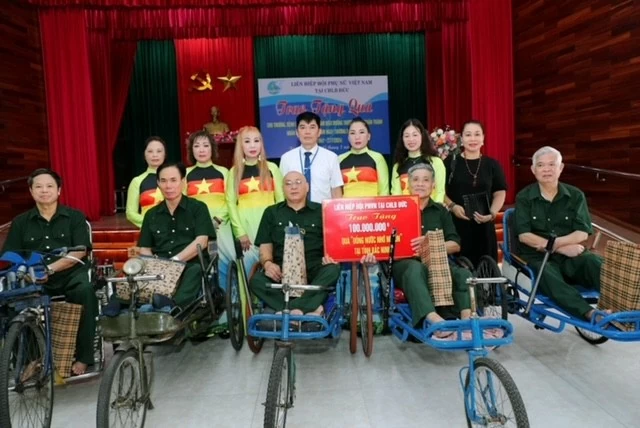 Phụ nữ Việt Nam tại Đức thực hiện hoạt động đền ơn đáp nghĩa ở quê nhà Phụ nữ Việt Nam tại Đức thực hiện hoạt động đền ơn đáp nghĩa ở quê nhà
