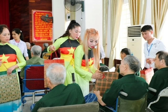Phụ nữ Việt Nam tại Đức thực hiện hoạt động đền ơn đáp nghĩa ở quê nhà Phụ nữ Việt Nam tại Đức thực hiện hoạt động đền ơn đáp nghĩa ở quê nhà