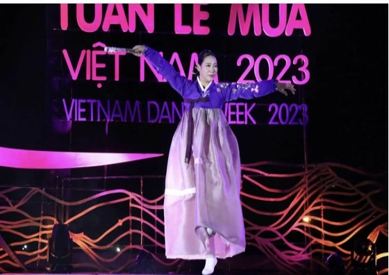 Những tương đồng thú vị giữa nghệ thuật múa truyền thống Việt Nam và Hàn Quốc Những tương đồng thú vị giữa nghệ thuật múa truyền thống Việt Nam và Hàn Quốc