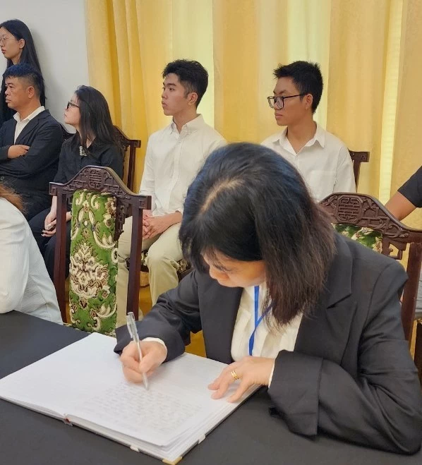 Trại hè Việt Nam 2024: Thanh niên, sinh viên kiều bào kính viếng Tổng Bí thư Nguyễn Phú Trọng Trại hè Việt Nam 2024: Thanh niên, sinh viên kiều bào kính viếng Tổng Bí thư Nguyễn Phú Trọng