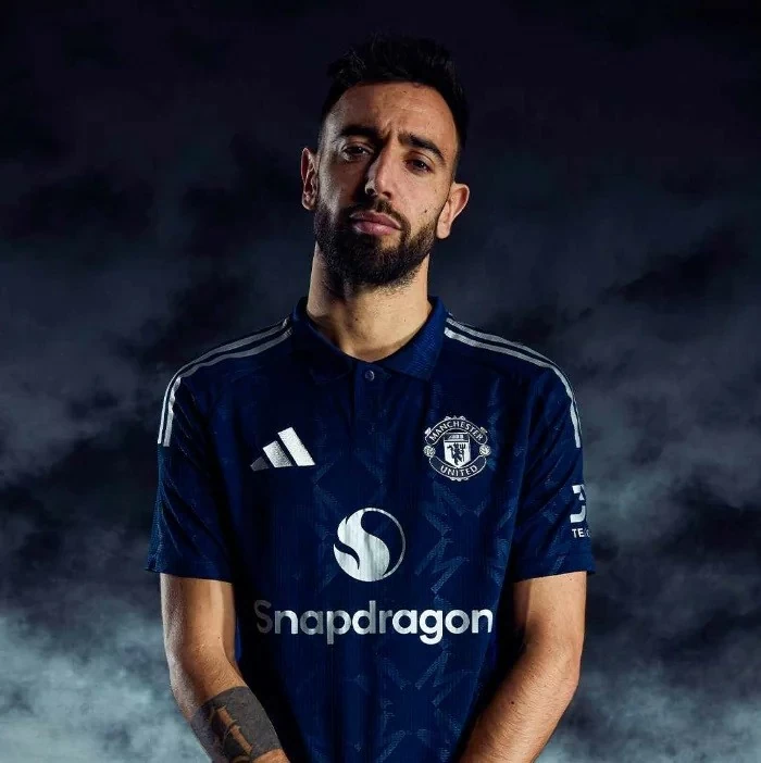 MU ra mắt mẫu áo đấu mới trên sân khách tương đồng áo truyền thống Chelsea MU ra mắt mẫu áo đấu mới trên sân khách tương đồng áo truyền thống Chelsea