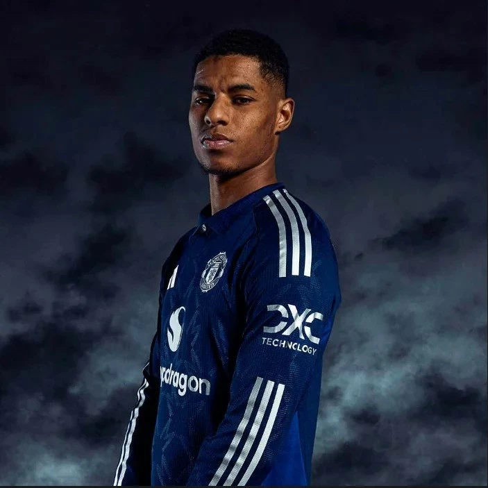 MU ra mắt mẫu áo đấu mới trên sân khách tương đồng áo truyền thống Chelsea MU ra mắt mẫu áo đấu mới trên sân khách tương đồng áo truyền thống Chelsea