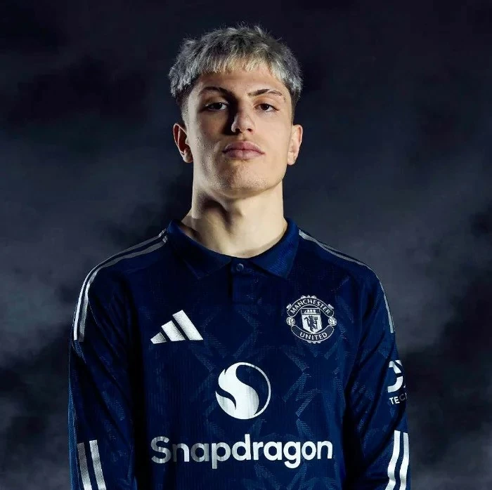 MU ra mắt mẫu áo đấu mới trên sân khách tương đồng áo truyền thống Chelsea MU ra mắt mẫu áo đấu mới trên sân khách tương đồng áo truyền thống Chelsea