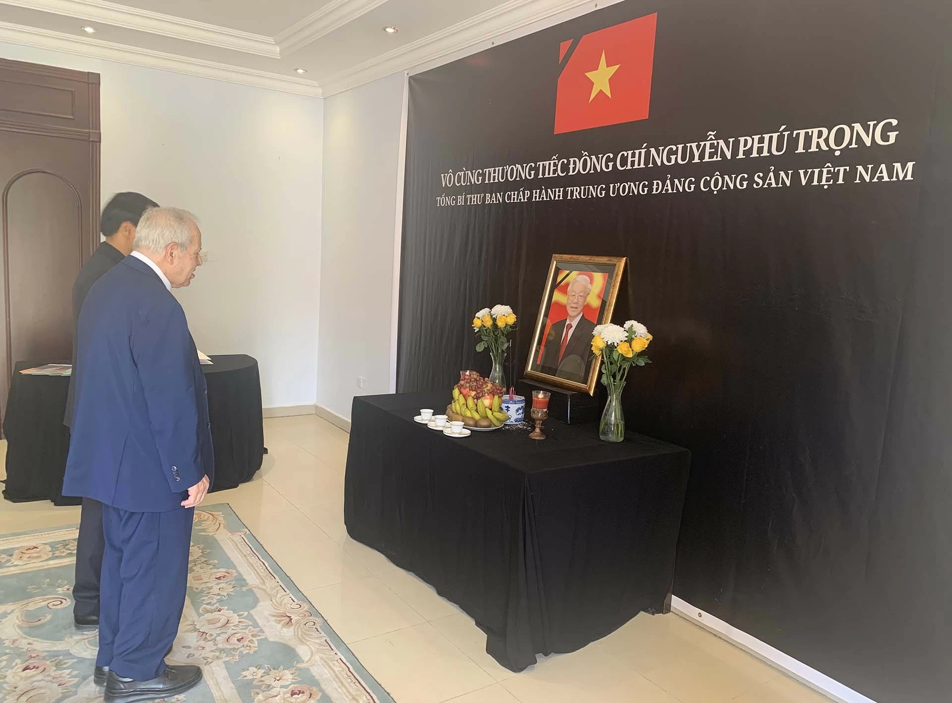 Trang nghiêm tổ chức lễ viếng và ghi sổ tang Tổng Bí thư Nguyễn Phú Trọng tại Đại sứ quán Việt Nam ở Qatar Trang nghiêm tổ chức lễ viếng và ghi sổ tang Tổng Bí thư Nguyễn Phú Trọng tại Đại sứ quán Việt Nam ở Qatar