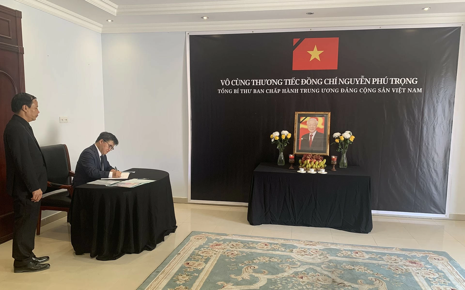 Trang nghiêm tổ chức lễ viếng và ghi sổ tang Tổng Bí thư Nguyễn Phú Trọng tại Đại sứ quán Việt Nam ở Qatar Trang nghiêm tổ chức lễ viếng và ghi sổ tang Tổng Bí thư Nguyễn Phú Trọng tại Đại sứ quán Việt Nam ở Qatar