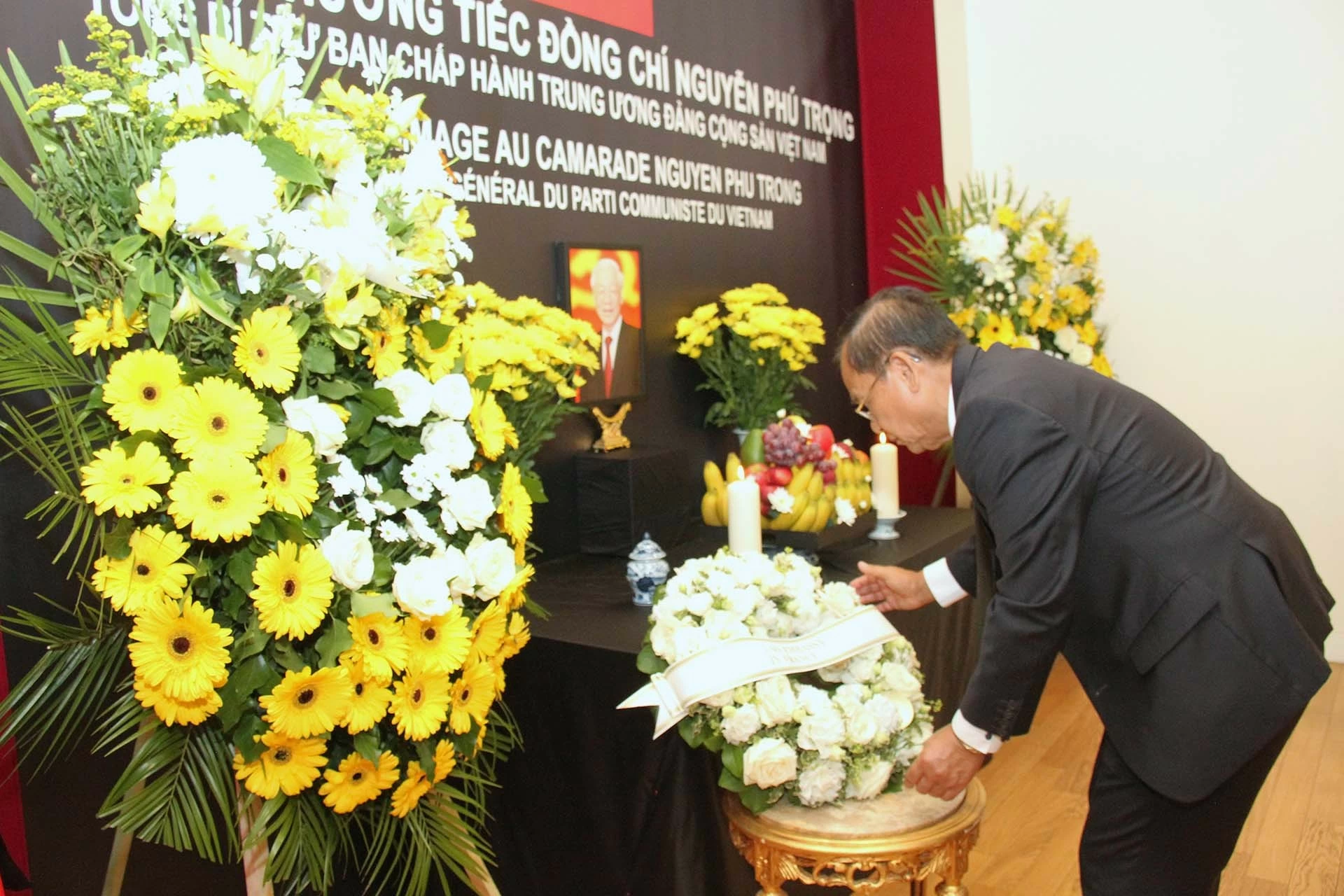Bạn bè quốc tế và người Việt tại Pháp bày tỏ sự kính trọng và niềm tiếc thương sâu sắc đối với Tổng Bí thư Nguyễn Phú Trọng Bạn bè quốc tế và người Việt tại Pháp bày tỏ sự kính trọng và niềm tiếc thương sâu sắc đối với Tổng Bí thư Nguyễn Phú Trọng