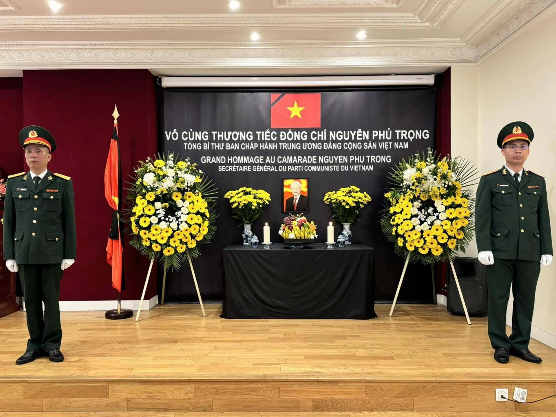 Bạn bè quốc tế và người Việt tại Pháp bày tỏ sự kính trọng và niềm tiếc thương sâu sắc đối với Tổng Bí thư Nguyễn Phú Trọng Bạn bè quốc tế và người Việt tại Pháp bày tỏ sự kính trọng và niềm tiếc thương sâu sắc đối với Tổng Bí thư Nguyễn Phú Trọng