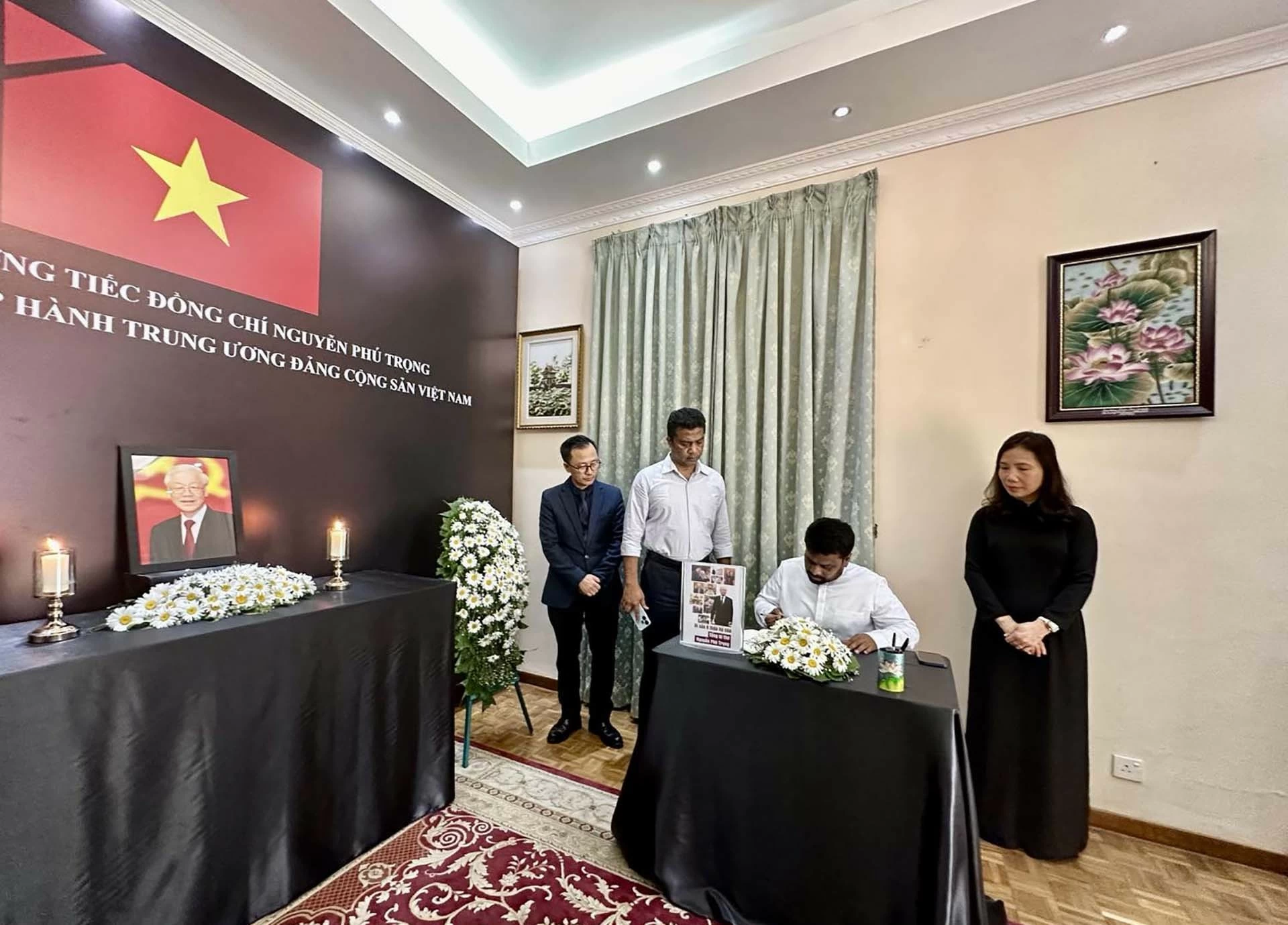 Chủ tịch Đảng JVP/NPP Anura Kumara Dissanayake ghi sổ tang. Chủ tịch Đảng JVP/NPP Anura Kumara Dissanayake ghi sổ tang.