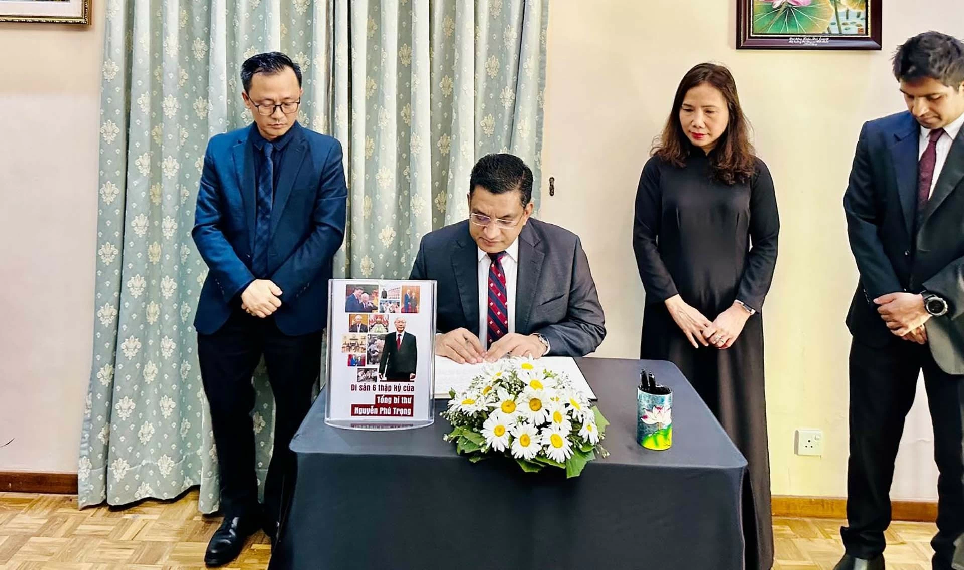Bộ trưởng M.U.M Ali Sabry ghi sổ tang. Bộ trưởng M.U.M Ali Sabry ghi sổ tang.