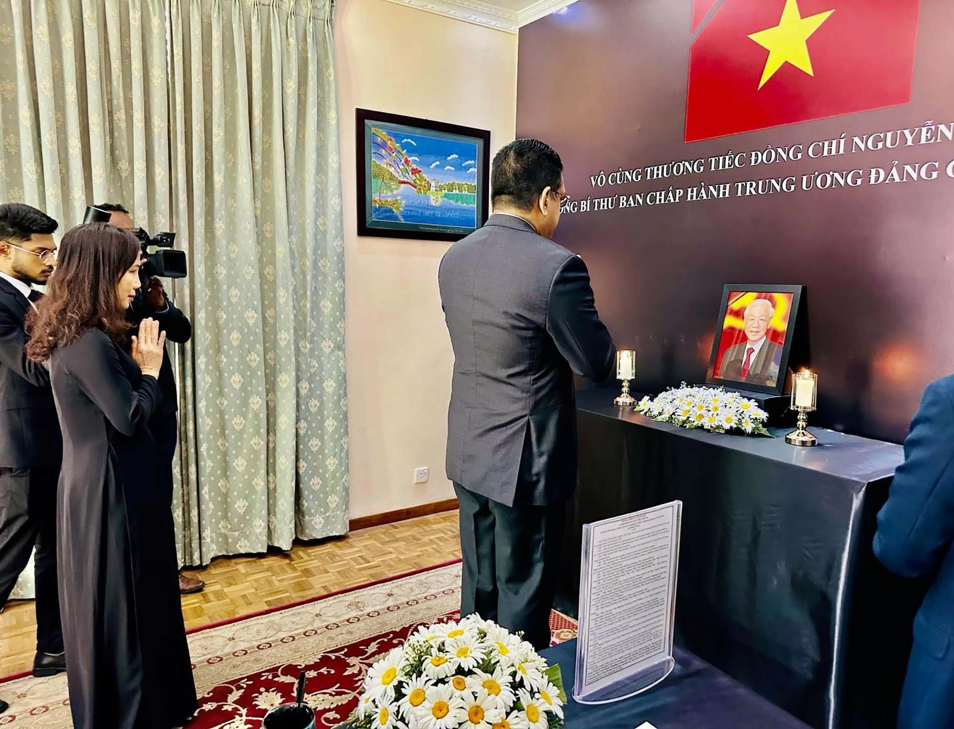 Bộ trưởng M.U.M Ali Sabry thành kính tưởng niệm Tổng Bí thư Nguyễn Phú Trọng. Bộ trưởng M.U.M Ali Sabry thành kính tưởng niệm Tổng Bí thư Nguyễn Phú Trọng.
