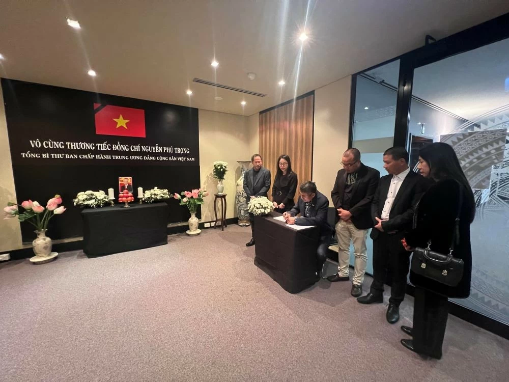 Cộng đồng người Việt và bạn bè quốc tế tại Perth kính viếng Tổng Bí thư Nguyễn Phú Trọng Cộng đồng người Việt và bạn bè quốc tế tại Perth kính viếng Tổng Bí thư Nguyễn Phú Trọng