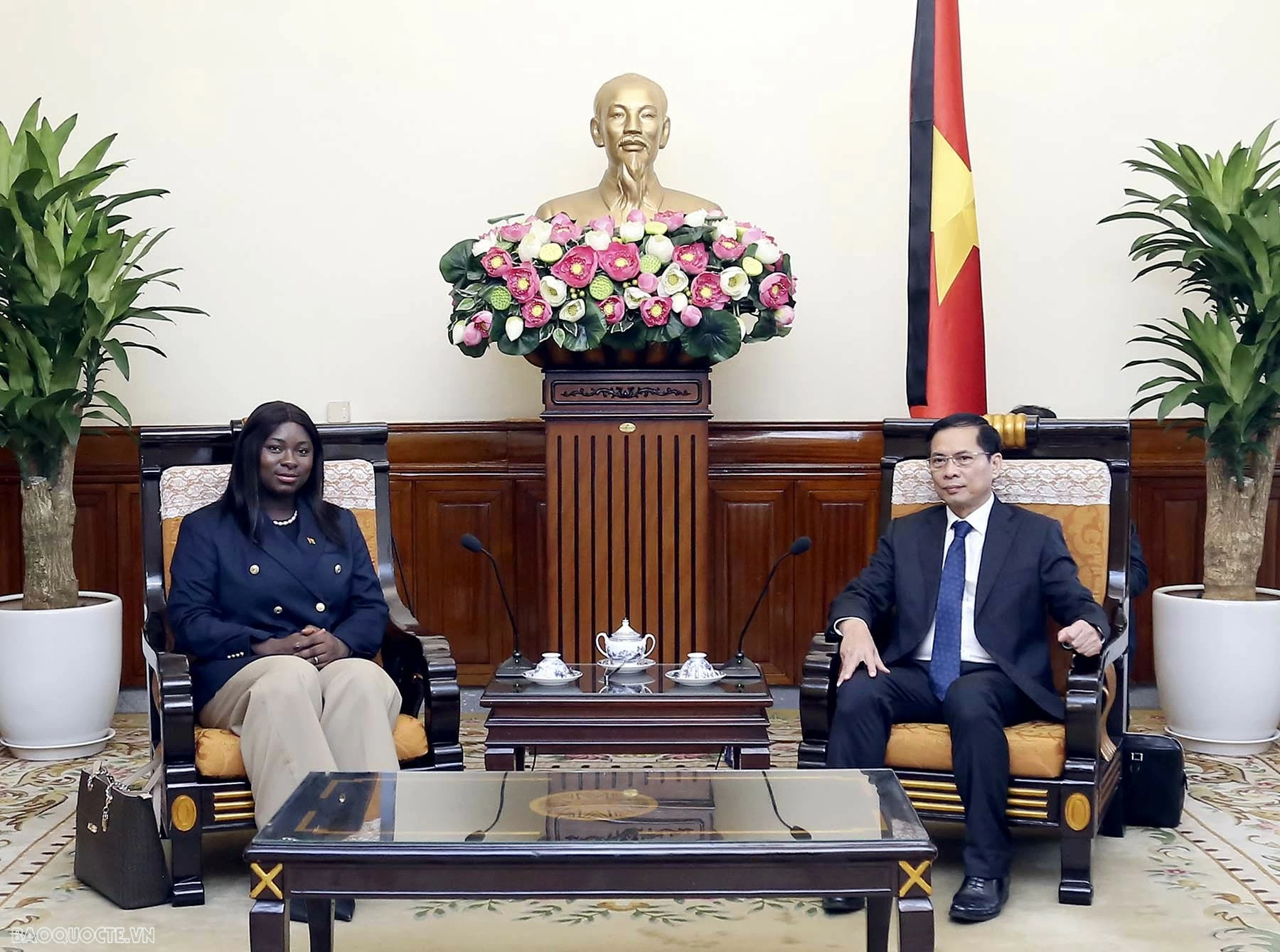 Thứ trưởng Ngoại giao Nguyễn Minh Hằng tiếp, hội đàm với Quốc Vụ khanh Guinea Bissau Thứ trưởng Ngoại giao Nguyễn Minh Hằng tiếp, hội đàm với Quốc Vụ khanh Guinea Bissau