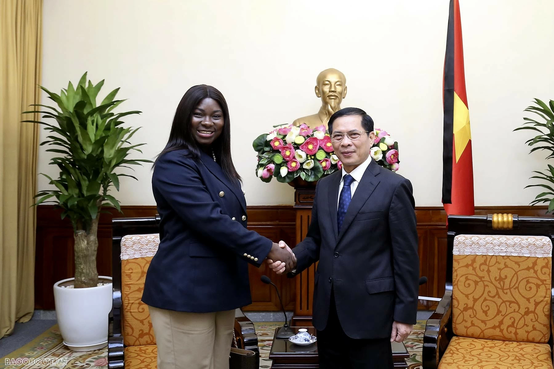 Thứ trưởng Ngoại giao Nguyễn Minh Hằng tiếp, hội đàm với Quốc Vụ khanh Guinea Bissau Thứ trưởng Ngoại giao Nguyễn Minh Hằng tiếp, hội đàm với Quốc Vụ khanh Guinea Bissau