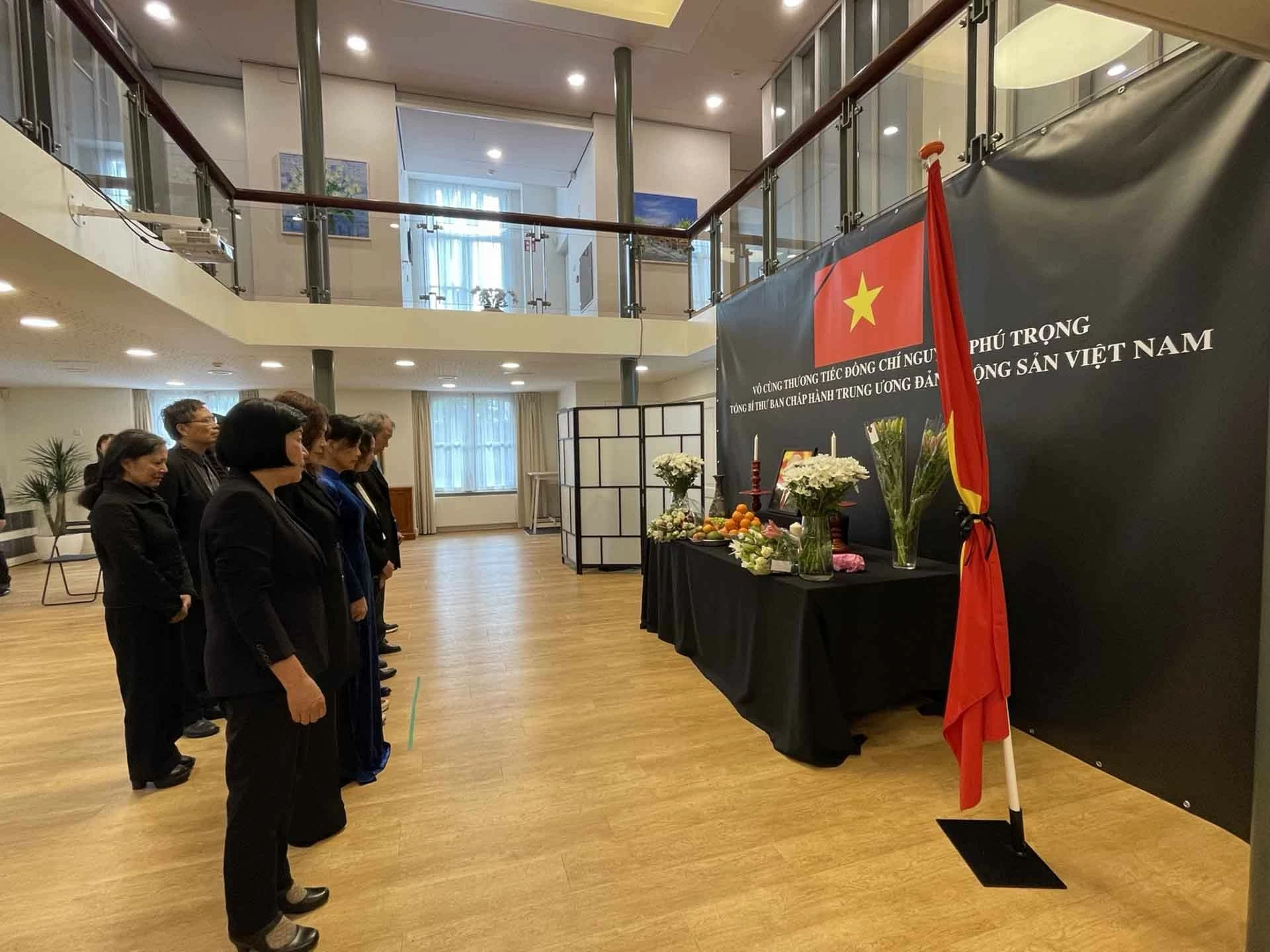 Đại sứ quán Việt Nam tại Hà Lan mở sổ tang và tổ chức lễ viếng Tổng Bí thư Nguyễn Phú Trọng Đại sứ quán Việt Nam tại Hà Lan mở sổ tang và tổ chức lễ viếng Tổng Bí thư Nguyễn Phú Trọng