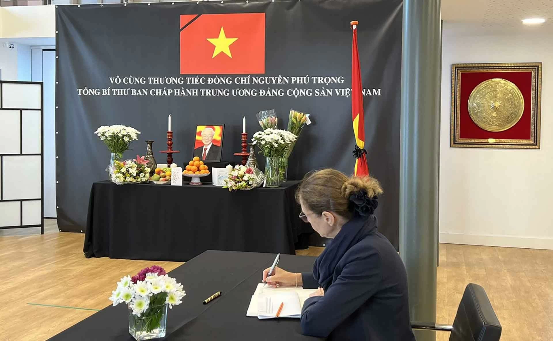 Đại sứ quán Việt Nam tại Hà Lan mở sổ tang và tổ chức lễ viếng Tổng Bí thư Nguyễn Phú Trọng Đại sứ quán Việt Nam tại Hà Lan mở sổ tang và tổ chức lễ viếng Tổng Bí thư Nguyễn Phú Trọng