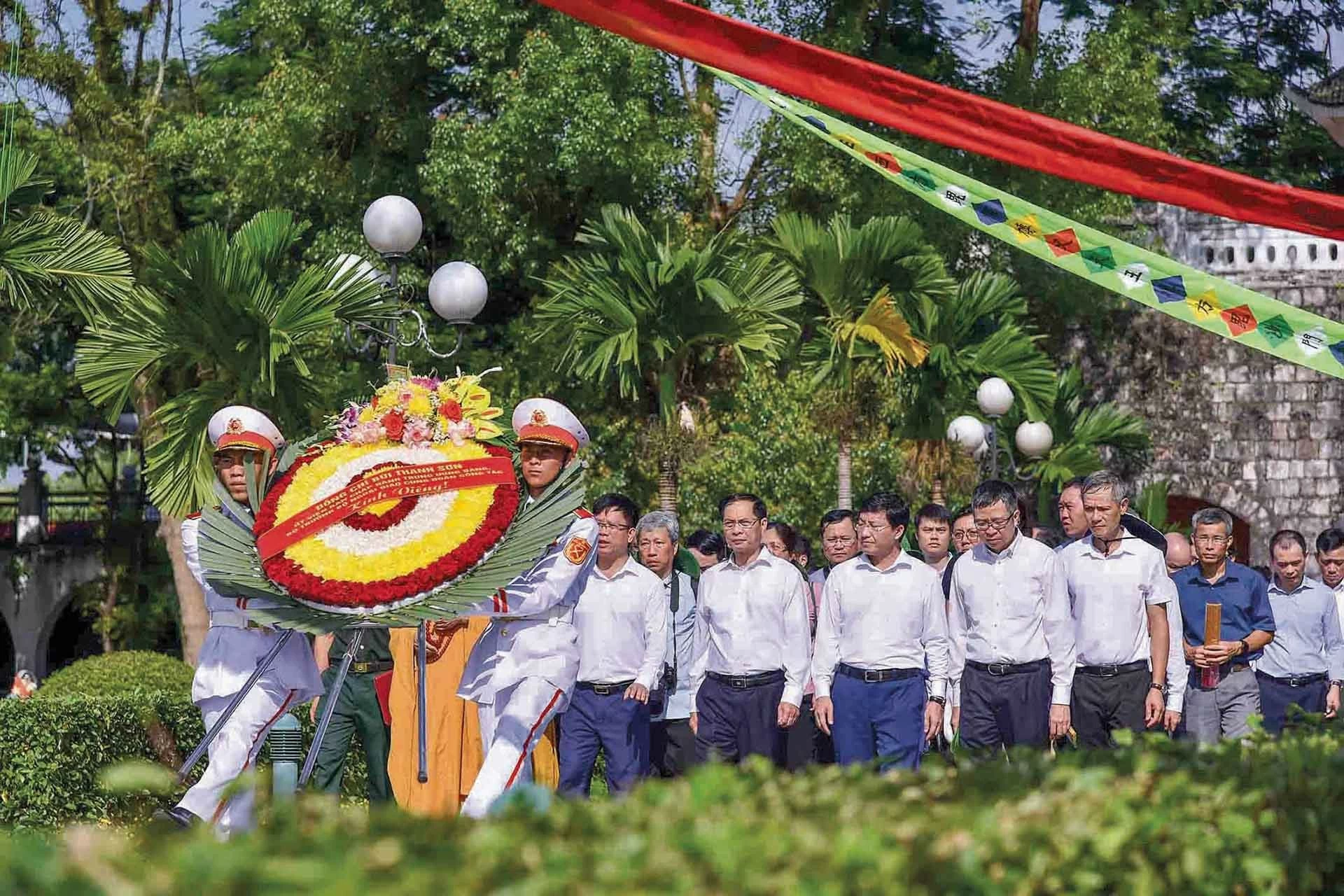 Đoàn công tác đặt vòng hoa tưởng niệm tại Nghĩa trang liệt sĩ A1. (Ảnh: Nguyễn Hồng) Đoàn công tác đặt vòng hoa tưởng niệm tại Nghĩa trang liệt sĩ A1. (Ảnh: Nguyễn Hồng)