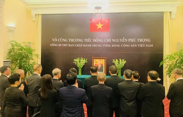 Kiều bào về nước xúc động ghi sổ tang và kính viếng cố Tổng Bí thư Kiều bào về nước xúc động ghi sổ tang kính viếng Tổng Bí thư Nguyễn Phú Trọng