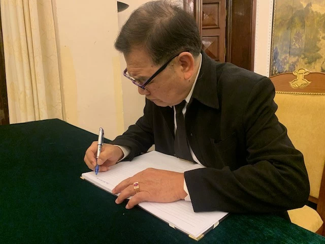 Kiều bào về nước xúc động ghi sổ tang và kính viếng cố Tổng Bí thư Kiều bào về nước xúc động ghi sổ tang kính viếng Tổng Bí thư Nguyễn Phú Trọng