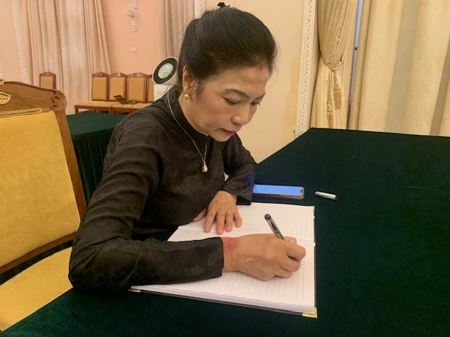 Kiều bào về nước xúc động ghi sổ tang và kính viếng cố Tổng Bí thư Kiều bào về nước xúc động ghi sổ tang kính viếng Tổng Bí thư Nguyễn Phú Trọng