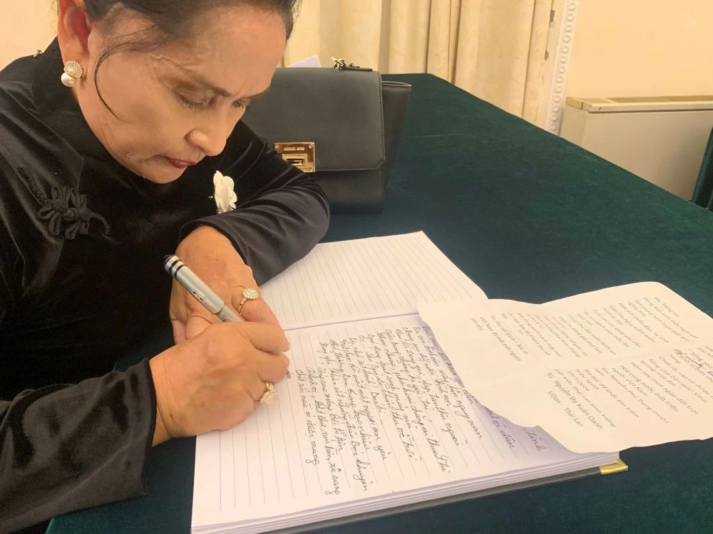 Kiều bào về nước xúc động ghi sổ tang và kính viếng cố Tổng Bí thư Kiều bào về nước xúc động ghi sổ tang kính viếng Tổng Bí thư Nguyễn Phú Trọng