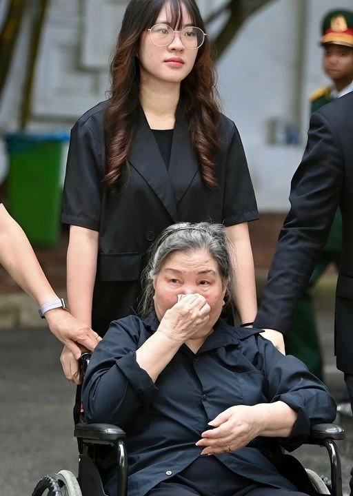 Cô giáongồi xe lăn đến tiễn đưa học trò Nguyễn Phú Trọng Cô giáongồi xe lăn đến tiễn đưa học trò Nguyễn Phú Trọng