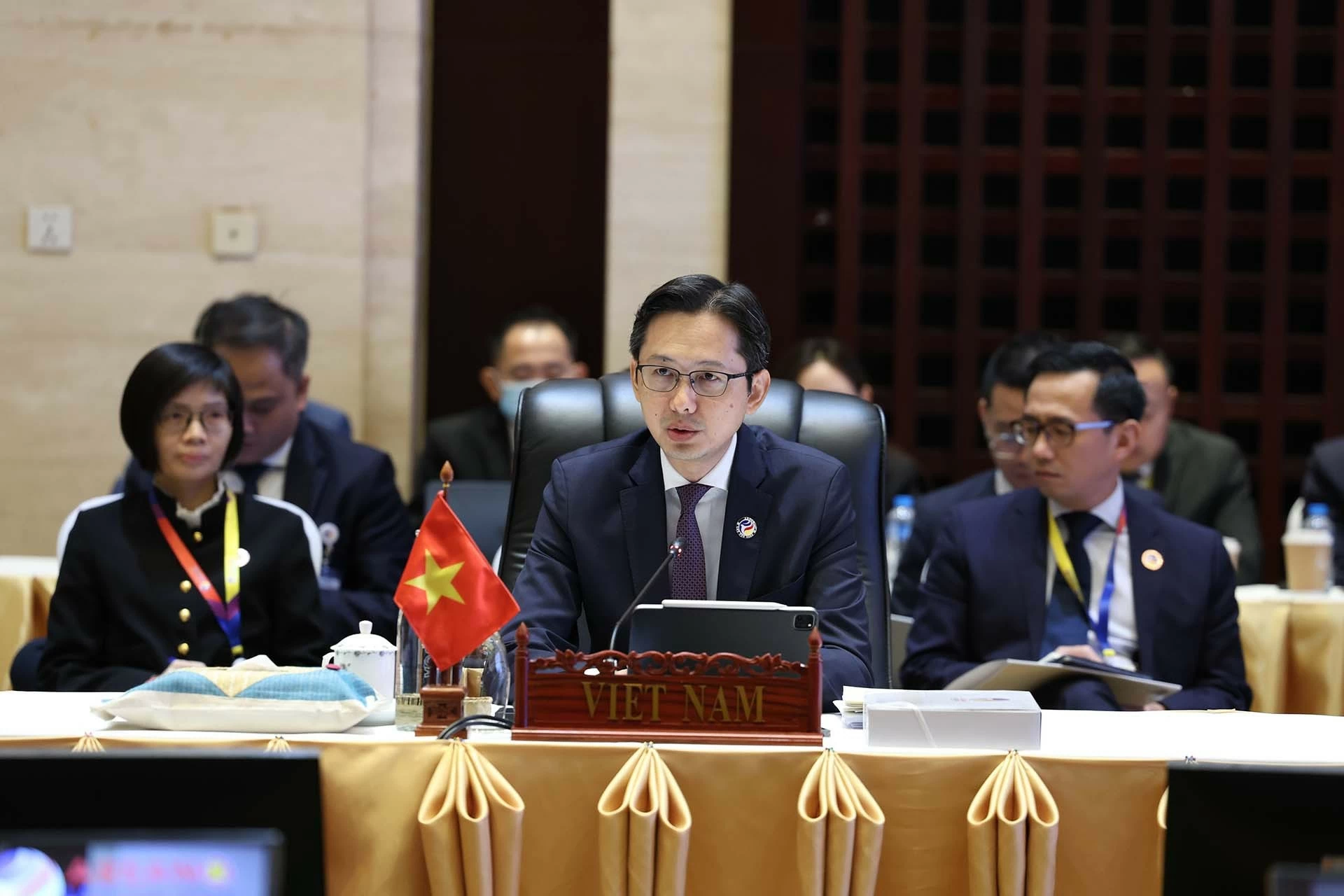 Thừa ủy quyền của Bộ trưởng Ngoại giao Bùi Thanh Sơn, Thứ trưởng Bộ Ngoại giao Đỗ Hùng Việt, Trưởng SOM ASEAN của Việt Nam, đã dẫn đầu đoàn Việt Nam tham dự các Hội nghị Thừa ủy quyền của Bộ trưởng Ngoại giao Bùi Thanh Sơn, Thứ trưởng Bộ Ngoại giao Đỗ Hùng Việt, Trưởng SOM ASEAN của Việt Nam, đã dẫn đầu đoàn Việt Nam tham dự các Hội nghị