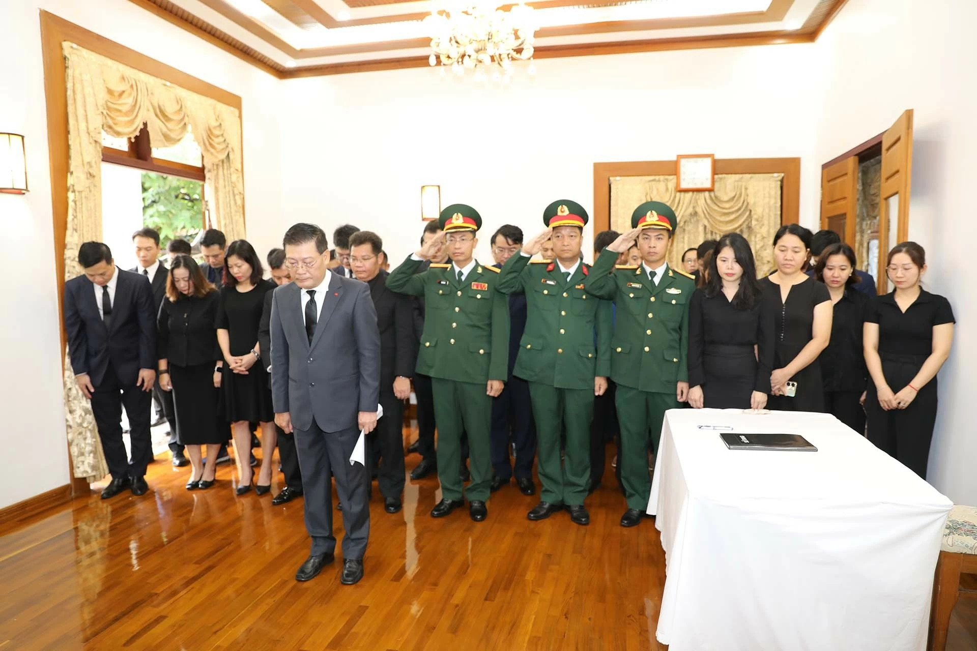 Tập thể cán bộ, nhân viên Đại sứ quán Việt Nam tại Myanmar cùng đại diện các doanh nghiệp vào viếng Tổng Bí thư Nguyễn Phú Trọng. Tập thể cán bộ, nhân viên Đại sứ quán Việt Nam tại Myanmar cùng đại diện các doanh nghiệp vào viếng Tổng Bí thư Nguyễn Phú Trọng.