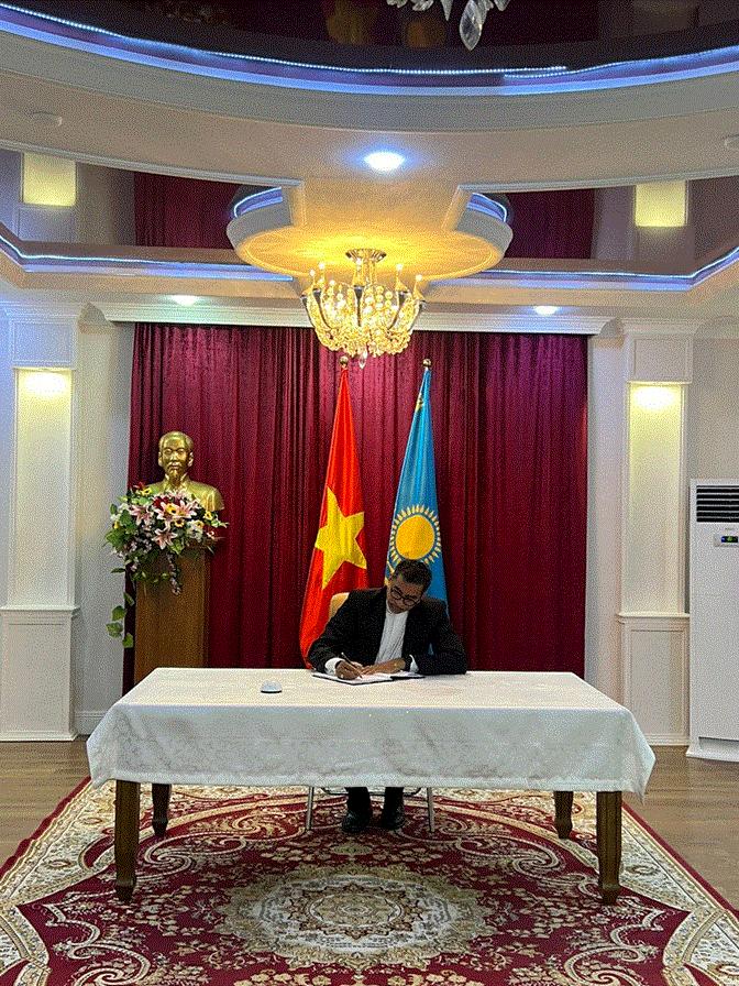Các CQĐD ngoại giao nước ngoài và một số ban ngành Kazakhstan tiếp tục đến viếng và ký sổ tang Tổng Bí thư Nguyễn Phú Trọng