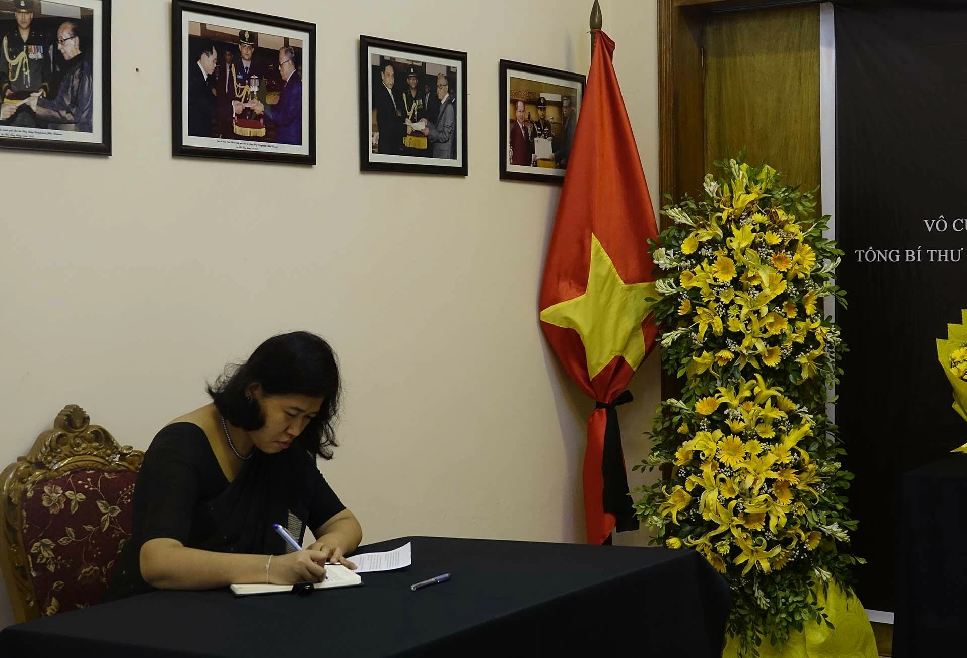 Đại diện Bộ Ngoại giao Bangladesh viếng Tổng Bí thư Nguyễn Phú Trọng. Đại diện Bộ Ngoại giao Bangladesh viếng Tổng Bí thư Nguyễn Phú Trọng.