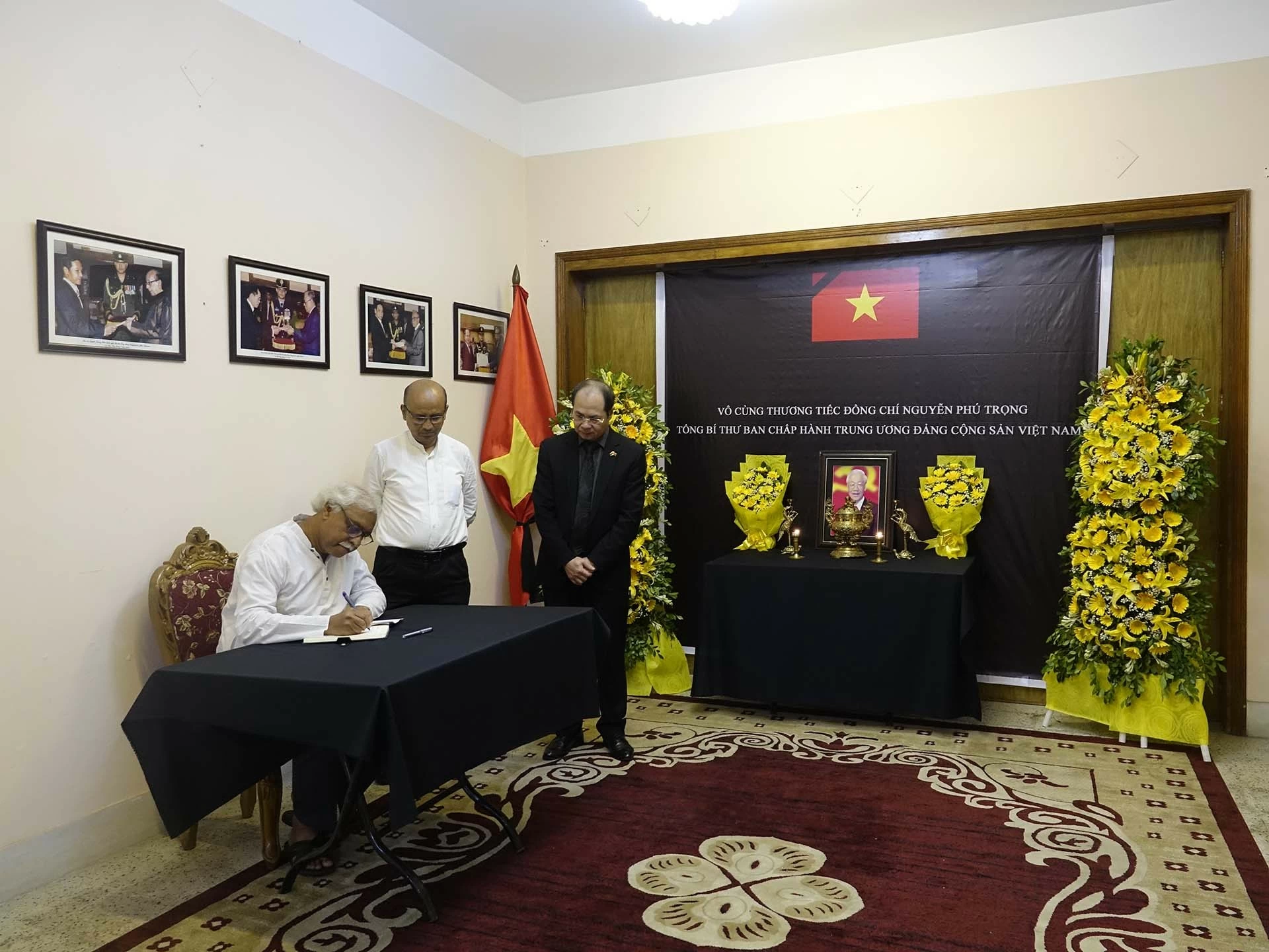 Ông Ruhin Hossain Prince, Tổng thư ký Đảng Cộng sản Bangladesh đến chia buồn và ghi sổ tang. Ông Ruhin Hossain Prince, Tổng thư ký Đảng Cộng sản Bangladesh đến chia buồn và ghi sổ tang.