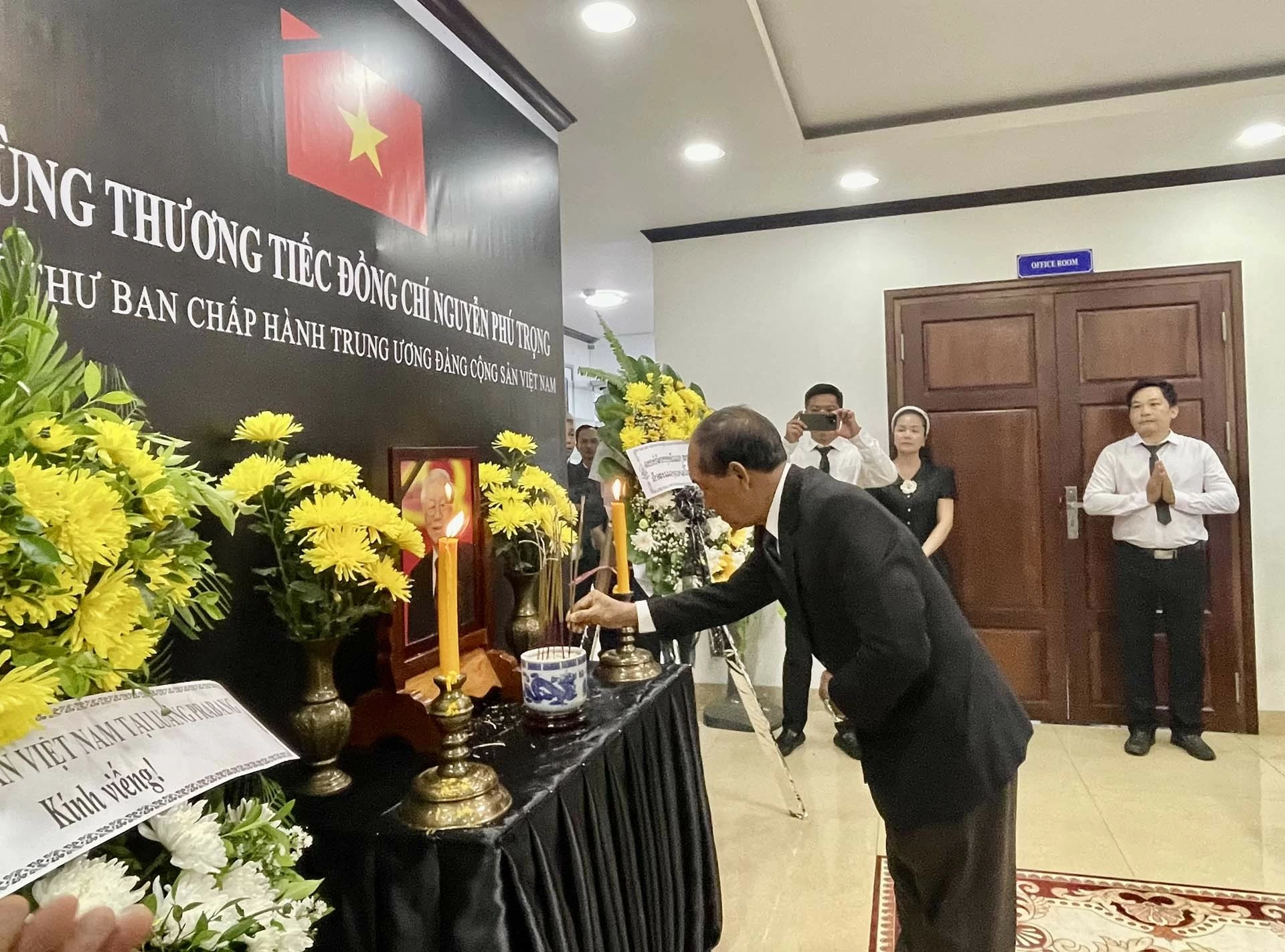 Lễ viếng Tổng Bí thư Nguyễn Phú Trọng tại Tổng lãnh sự quán Việt Nam ở Luang Prabang Lễ viếng Tổng Bí thư Nguyễn Phú Trọng tại Tổng lãnh sự quán Việt Nam ở Luang Prabang