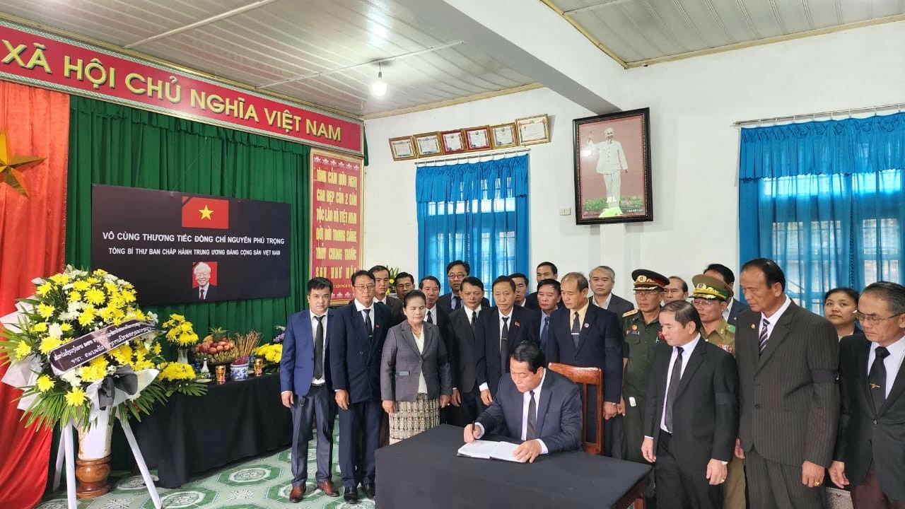 Lễ viếng Tổng Bí thư Nguyễn Phú Trọng tại Tổng lãnh sự quán Việt Nam ở Luang Prabang Lễ viếng Tổng Bí thư Nguyễn Phú Trọng tại Tổng lãnh sự quán Việt Nam ở Luang Prabang