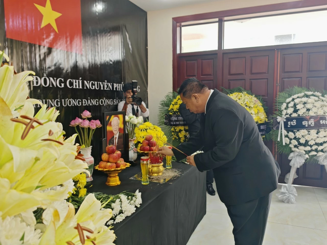 Phó Tỉnh trưởng tỉnh Kep Bun Yaeung thắp hương viếng Tổng Bí thư Nguyễn Phú Trọng. Phó Tỉnh trưởng tỉnh Kep Bun Yaeung thắp hương viếng Tổng Bí thư Nguyễn Phú Trọng.