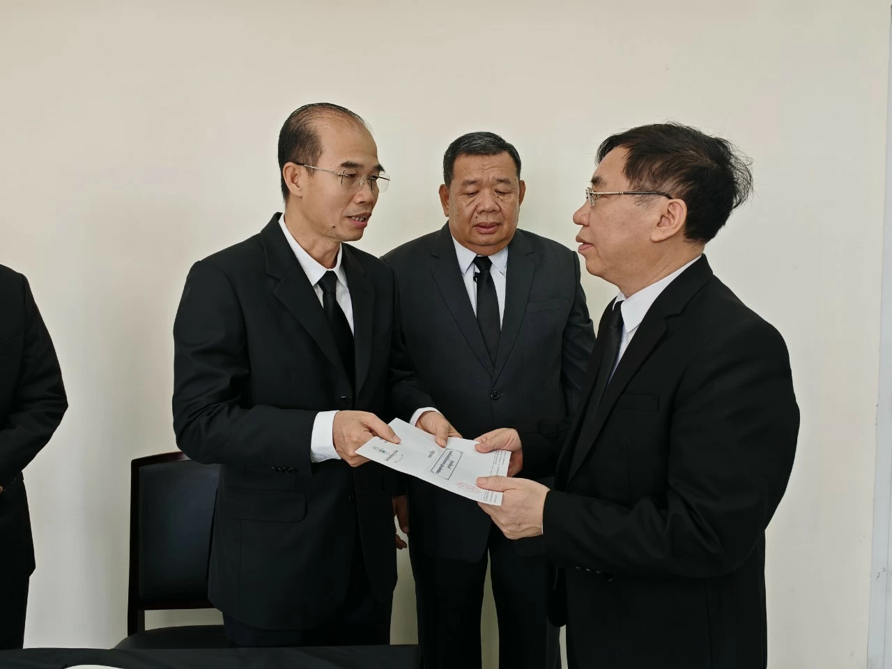 Đại diện Cảng Tự trị Sihanoukville trao thư chia buồn của ông Lou Kim Chhun, Tổng Giám đốc Cảng Tự trị Sihanoukville gửi TLSQ. Đại diện Cảng Tự trị Sihanoukville trao thư chia buồn của ông Lou Kim Chhun, Tổng Giám đốc Cảng Tự trị Sihanoukville gửi TLSQ.