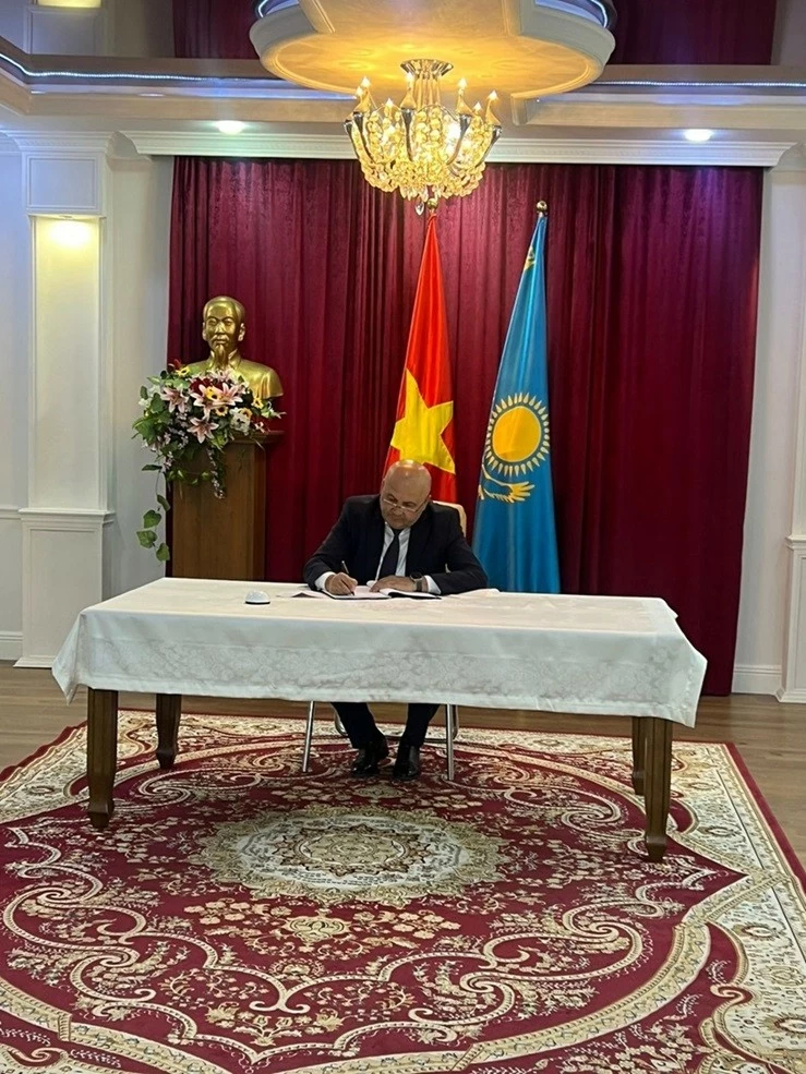 Các CQĐD ngoại giao nước ngoài và một số ban ngành Kazakhstan tiếp tục đến viếng và ký sổ tang Tổng Bí thư Nguyễn Phú Trọng Các CQĐD ngoại giao nước ngoài và một số ban ngành Kazakhstan tiếp tục đến viếng và ký sổ tang Tổng Bí thư Nguyễn Phú Trọng