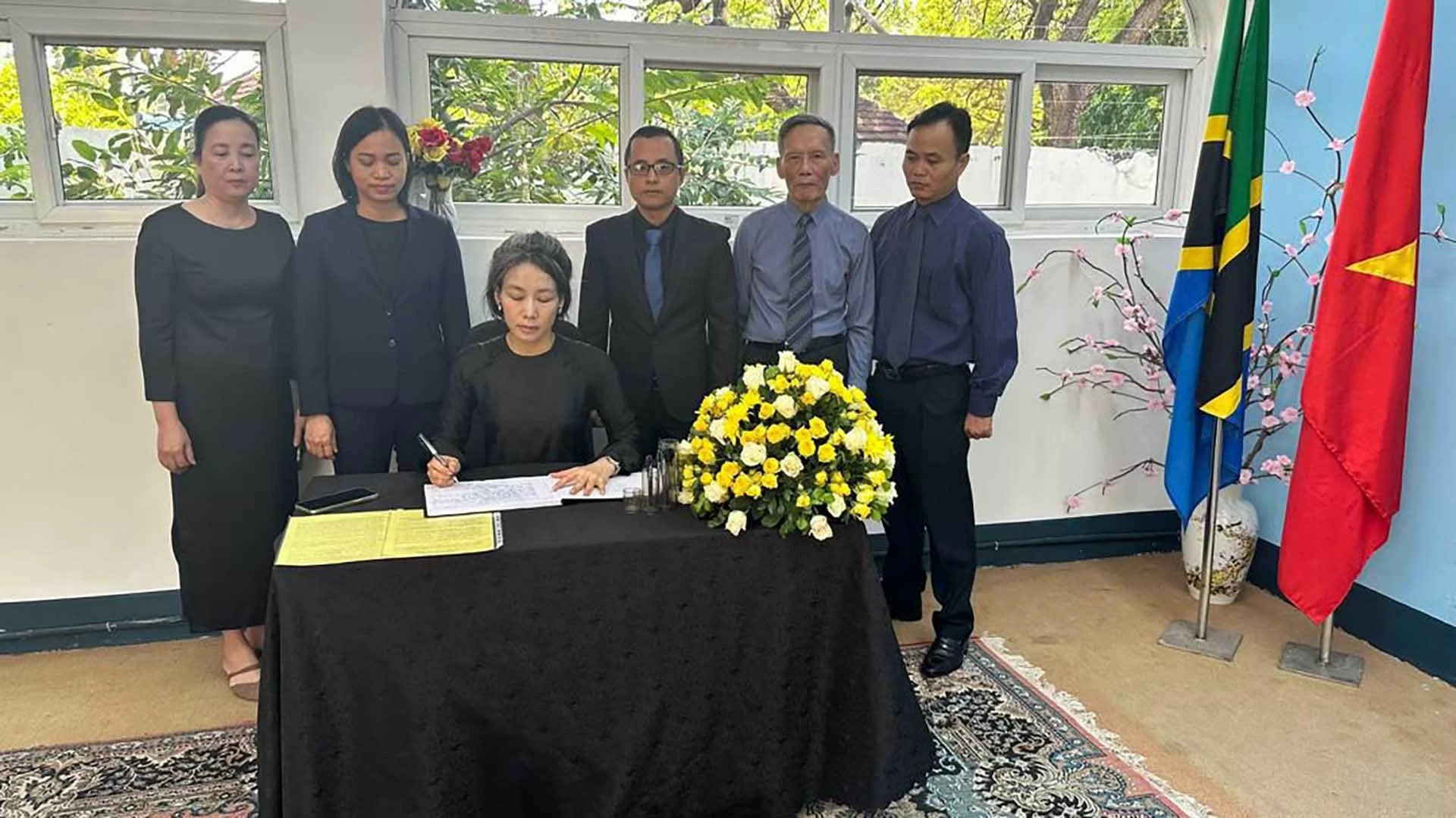 Đại sứ quán Việt Nam tại Tanzania tổ chưc lễ viếng Tổng Bí thư Nguyễn Phú Trọng Đại sứ quán Việt Nam tại Tanzania tổ chưc lễ viếng Tổng Bí thư Nguyễn Phú Trọng
