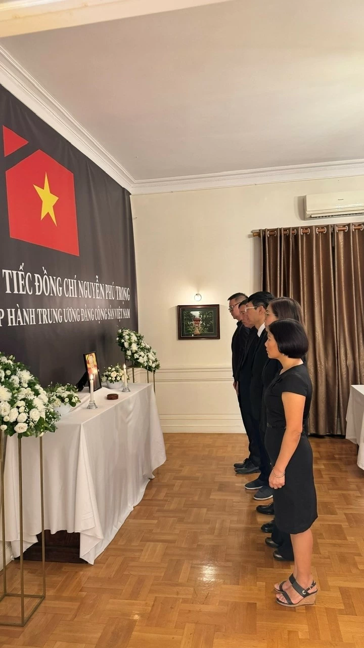 Lễ viếng và ghi sổ tang đồng chí Tổng Bí thư Nguyễn Phú Trọng tại Đại sứ quán Việt Nam tại Hy Lạp Lễ viếng và ghi sổ tang đồng chí Tổng Bí thư Nguyễn Phú Trọng tại Đại sứ quán Việt Nam tại Hy Lạp
