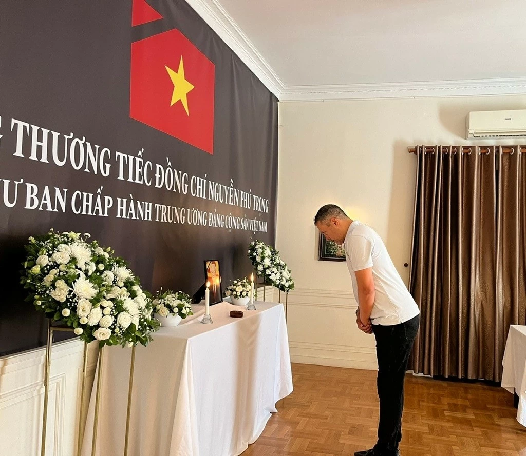 Lễ viếng và ghi sổ tang đồng chí Tổng Bí thư Nguyễn Phú Trọng tại Đại sứ quán Việt Nam tại Hy Lạp Lễ viếng và ghi sổ tang đồng chí Tổng Bí thư Nguyễn Phú Trọng tại Đại sứ quán Việt Nam tại Hy Lạp