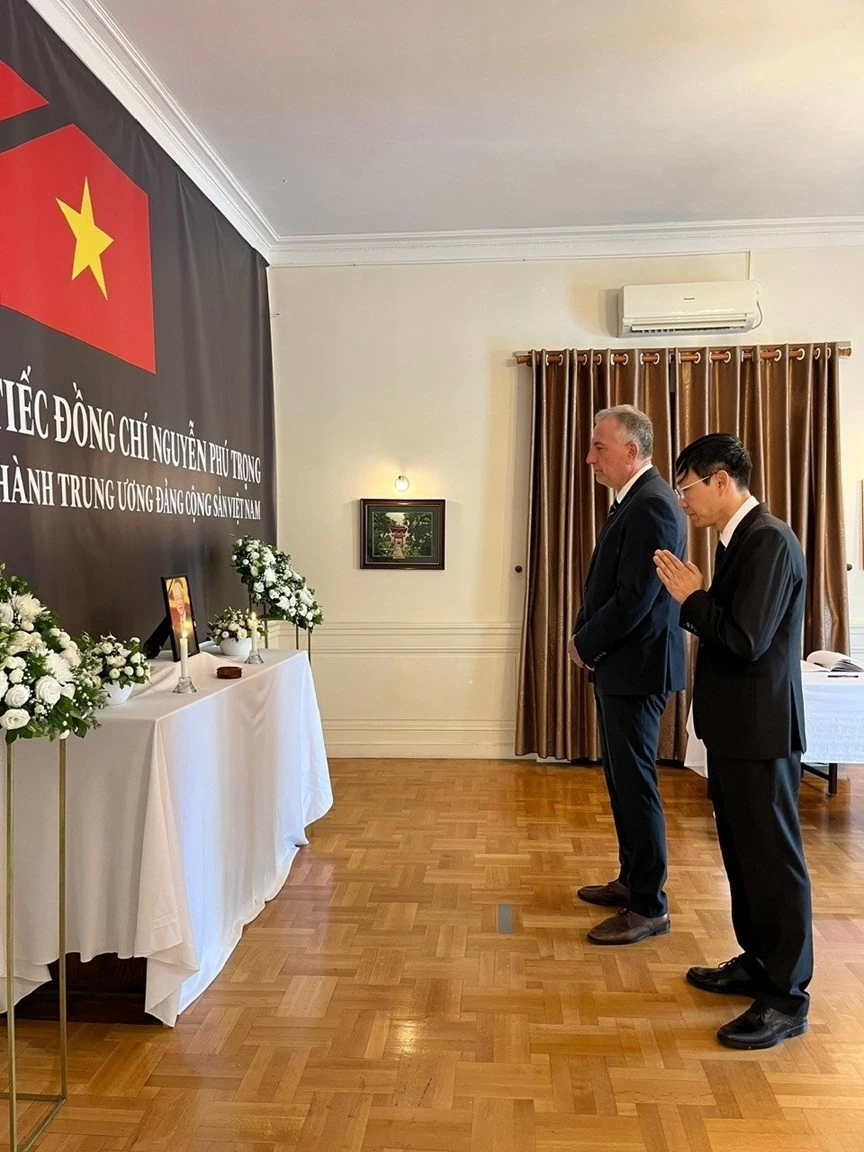 Lễ viếng và ghi sổ tang đồng chí Tổng Bí thư Nguyễn Phú Trọng tại Đại sứ quán Việt Nam tại Hy Lạp Lễ viếng và ghi sổ tang đồng chí Tổng Bí thư Nguyễn Phú Trọng tại Đại sứ quán Việt Nam tại Hy Lạp