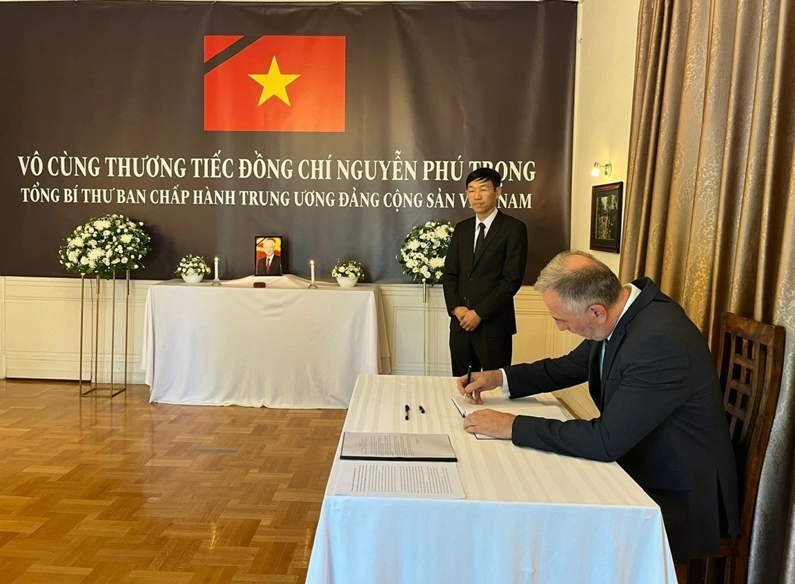 Lễ viếng và ghi sổ tang đồng chí Tổng Bí thư Nguyễn Phú Trọng tại Đại sứ quán Việt Nam tại Hy Lạp Lễ viếng và ghi sổ tang đồng chí Tổng Bí thư Nguyễn Phú Trọng tại Đại sứ quán Việt Nam tại Hy Lạp