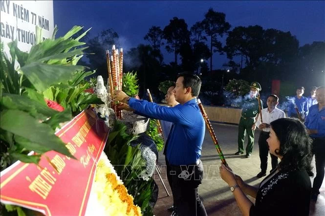Kỷ niệm 77 năm Ngày Thương binh - Liệt sĩ (27/7): Tuổi trẻ cả nước thắp nến tri ân các Anh hùng liệt sĩ Kỷ niệm 77 năm Ngày Thương binh - Liệt sĩ (27/7): Tuổi trẻ cả nước thắp nến tri ân các Anh hùng liệt sĩ