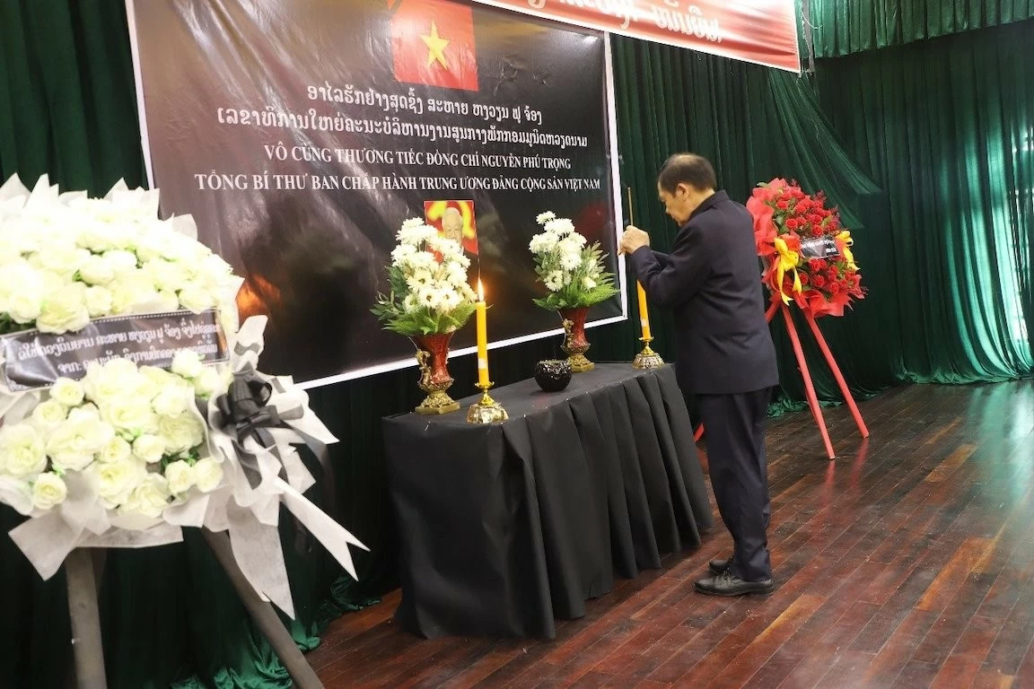 Lễ viếng Tổng Bí thư Nguyễn Phú Trọng tại Tổng lãnh sự quán Việt Nam ở Luang Prabang Lễ viếng Tổng Bí thư Nguyễn Phú Trọng tại Tổng lãnh sự quán Việt Nam ở Luang Prabang