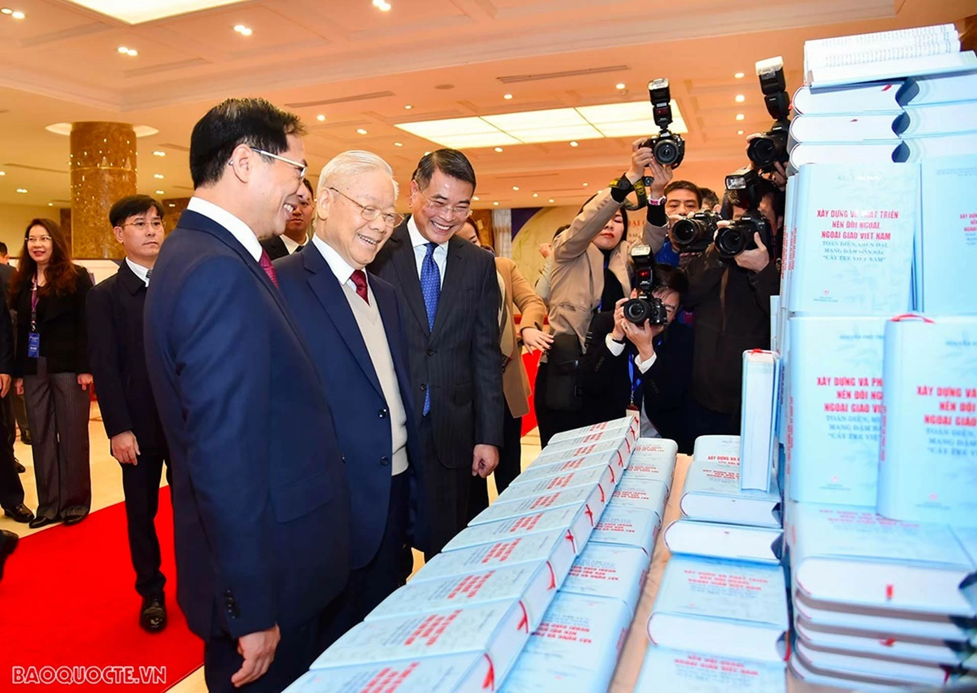 Ngoại trưởng Hoa Kỳ Antony Blinken thắp hương, chia buồn với gia đình Tổng Bí thư Nguyễn Phú Trọng Ngoại trưởng Hoa Kỳ Antony Blinken thắp hương, chia buồn với gia đình Tổng Bí thư Nguyễn Phú Trọng