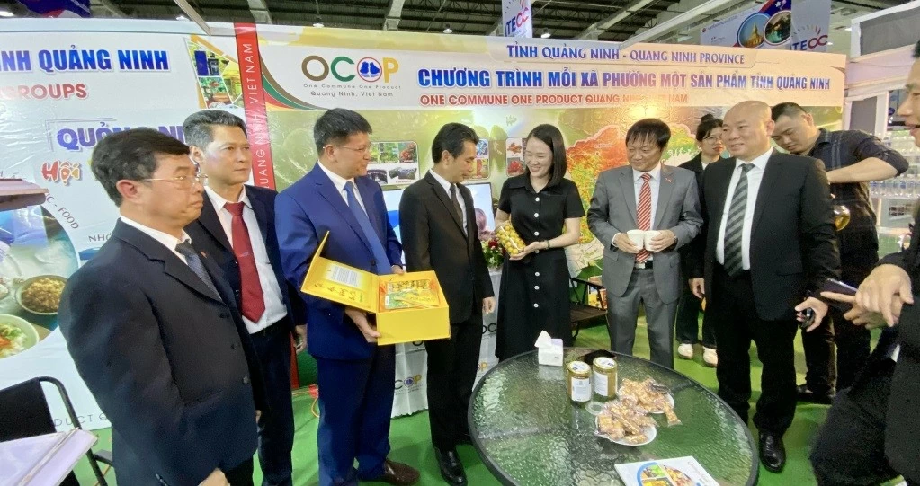 Các đại biểu tham quan gian hàng của tỉnh Quảng Ninh tại Hội chợ VIETLAO EXPO 2024. (Nguồn: baoquangninh.vn) Các đại biểu tham quan gian hàng của tỉnh Quảng Ninh tại Hội chợ VIETLAO EXPO 2024. (Nguồn: baoquangninh.vn)