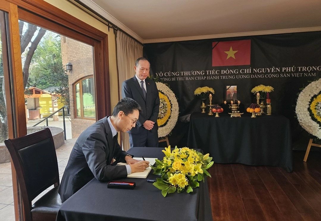 Đảng cộng sản Chile và Ngoại giao đoàn tôn vinh 'hình mẫu người cộng sản lỗi lạc' Nguyễn Phú Trọng Đảng cộng sản Chile và Ngoại giao đoàn tôn vinh 'hình mẫu người cộng sản lỗi lạc' Nguyễn Phú Trọng