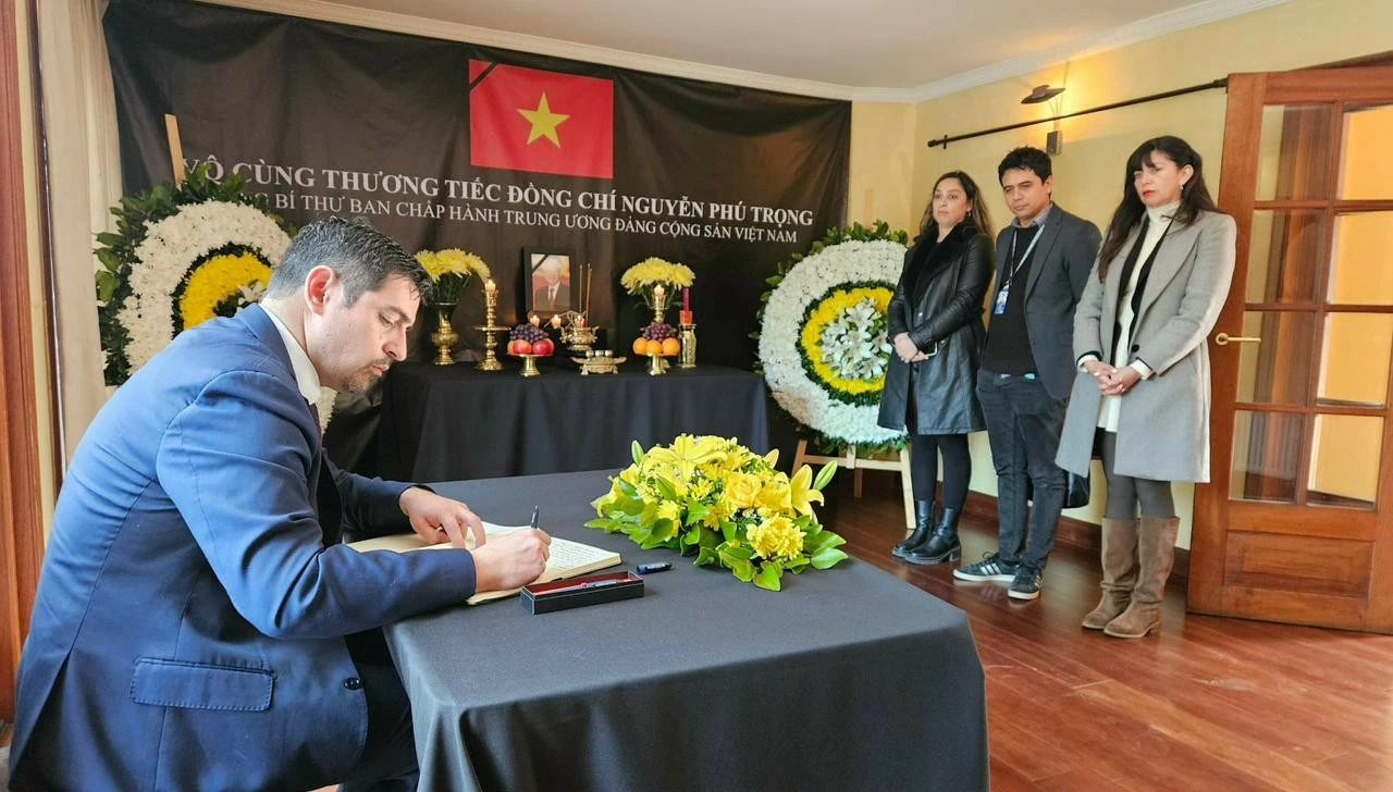Đảng cộng sản Chile và Ngoại giao đoàn tôn vinh 'hình mẫu người cộng sản lỗi lạc' Nguyễn Phú Trọng Đảng cộng sản Chile và Ngoại giao đoàn tôn vinh 'hình mẫu người cộng sản lỗi lạc' Nguyễn Phú Trọng