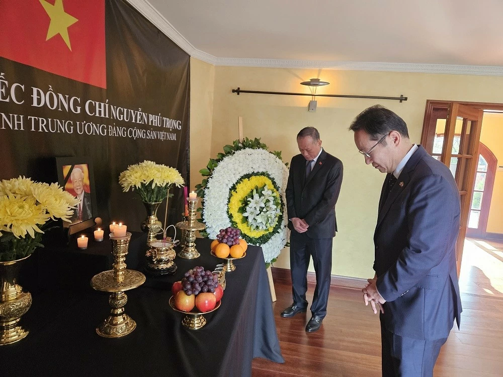 Đảng cộng sản Chile và Ngoại giao đoàn tôn vinh 'hình mẫu người cộng sản lỗi lạc' Nguyễn Phú Trọng Đảng cộng sản Chile và Ngoại giao đoàn tôn vinh 'hình mẫu người cộng sản lỗi lạc' Nguyễn Phú Trọng