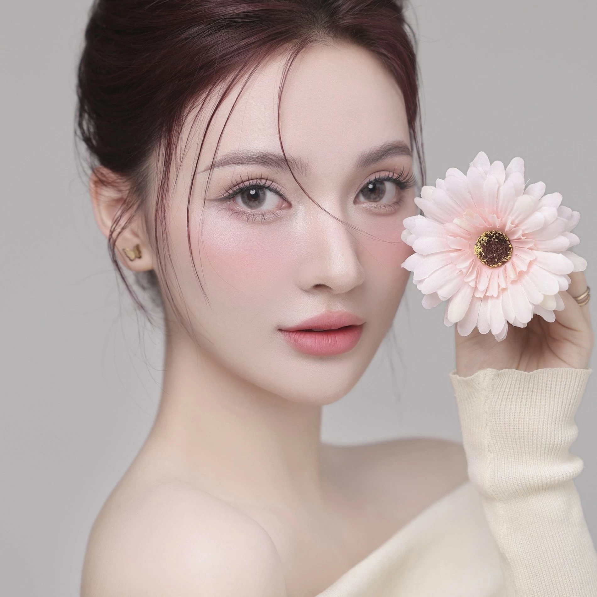 'Soi' nhan sắc nữ phụ sang chảnh trong Những nẻo đường gần xa 'Soi' nhan sắc nữ phụ sang chảnh trong Những nẻo đường gần xa